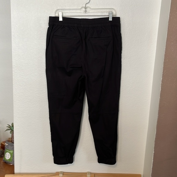 🖤ELASTC WAIST BLACK PANTS BY LEVI’S ZIPPERS AT BOTTOM OF PANTS LEG SZ L 34Wx26L - Picture 4 of 8